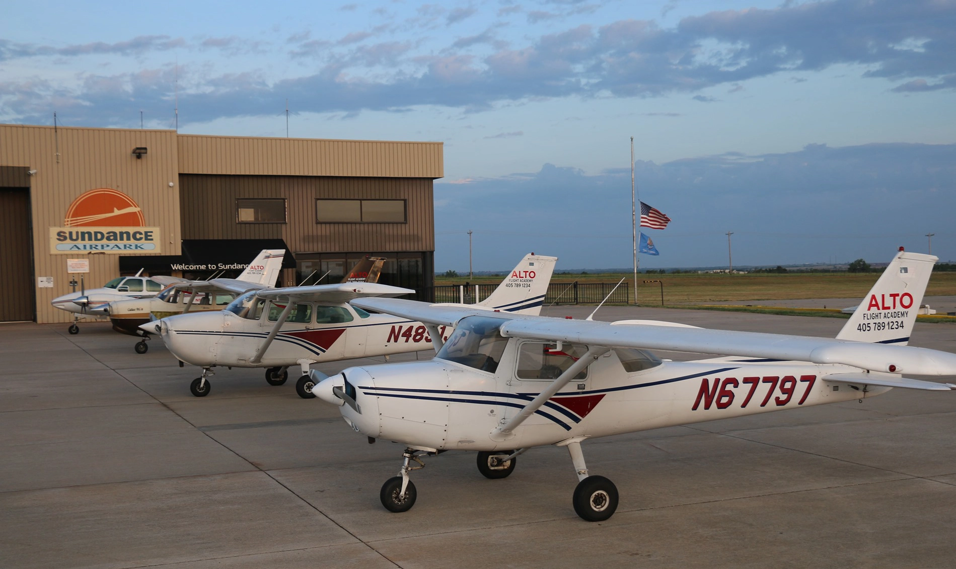 Fleet of Alto Flight Academy airplanes in front of Sundance Airpark KHSD