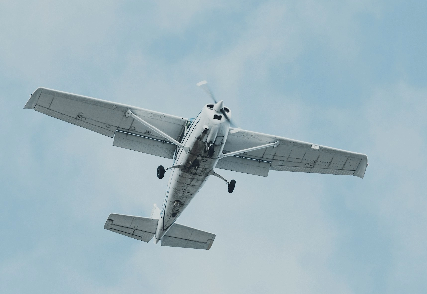 How Airplanes Defy Gravity: The Magic of Lift